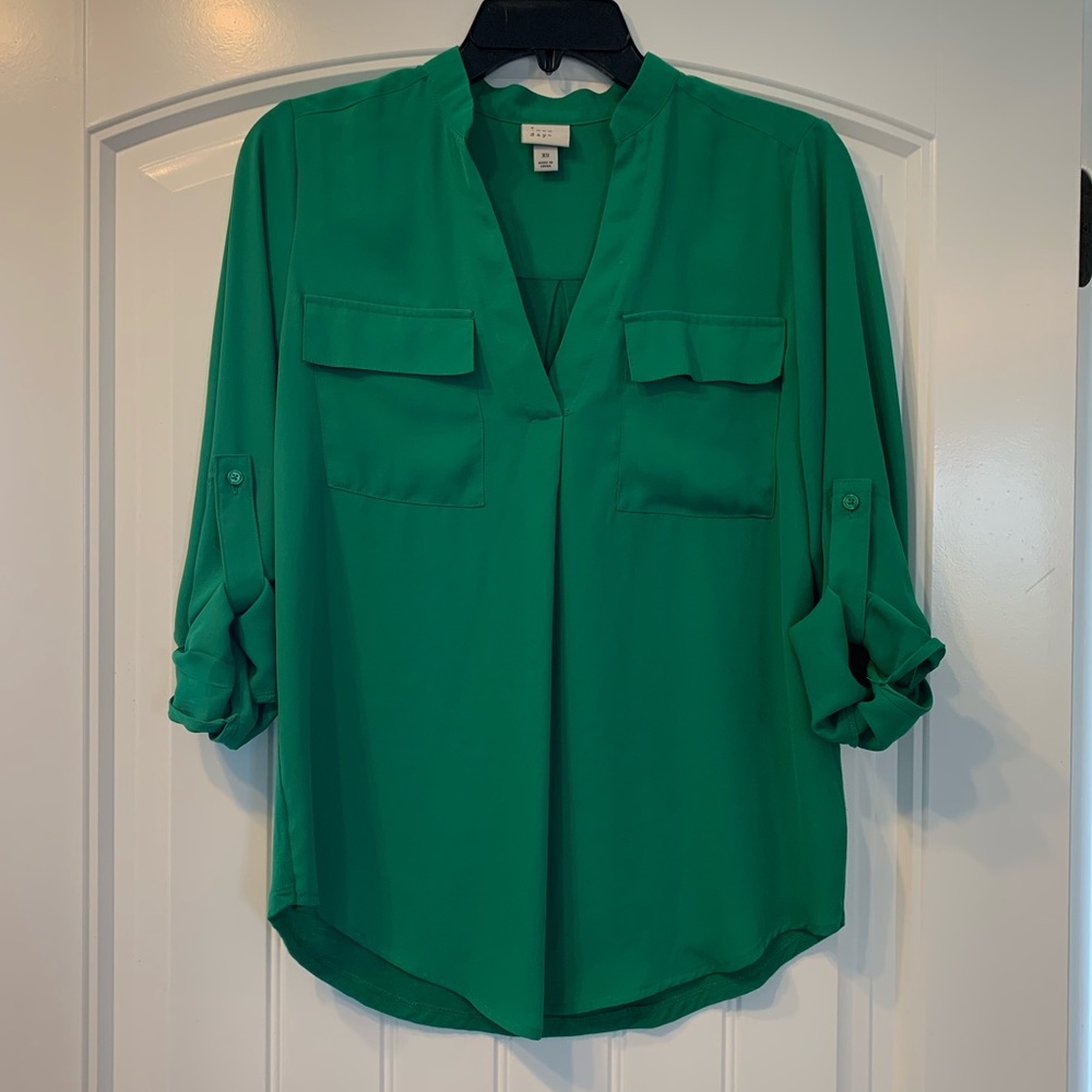 Gorgeous vibrant green roll tab long sleeve top XS